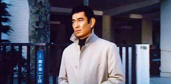 中野良子的丈夫川崎善弘是一个老实诚恳的男人,他非常支持妻子的演艺