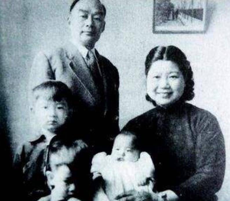 将叶霞翟捧在手心的胡宗南确实是个好丈夫,但他的冷漠和绝情也将原配