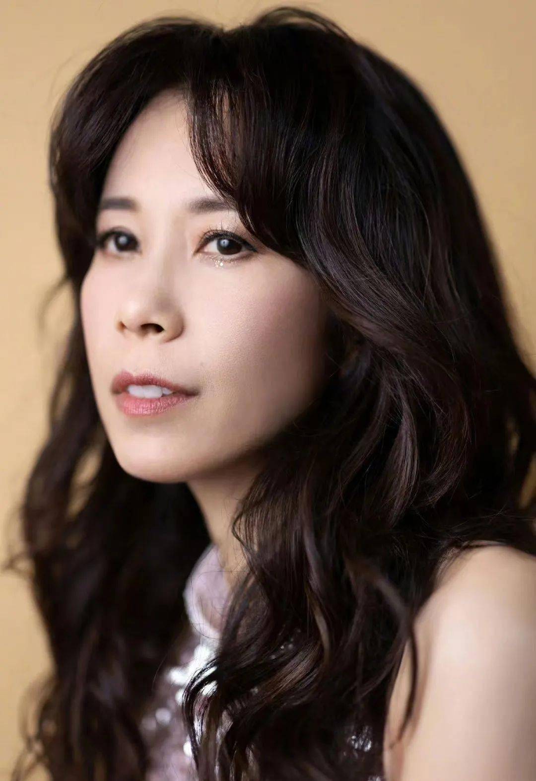 我只服这4位,年轻时一般,快40岁才变美_闫妮_莫文蔚_秦海璐