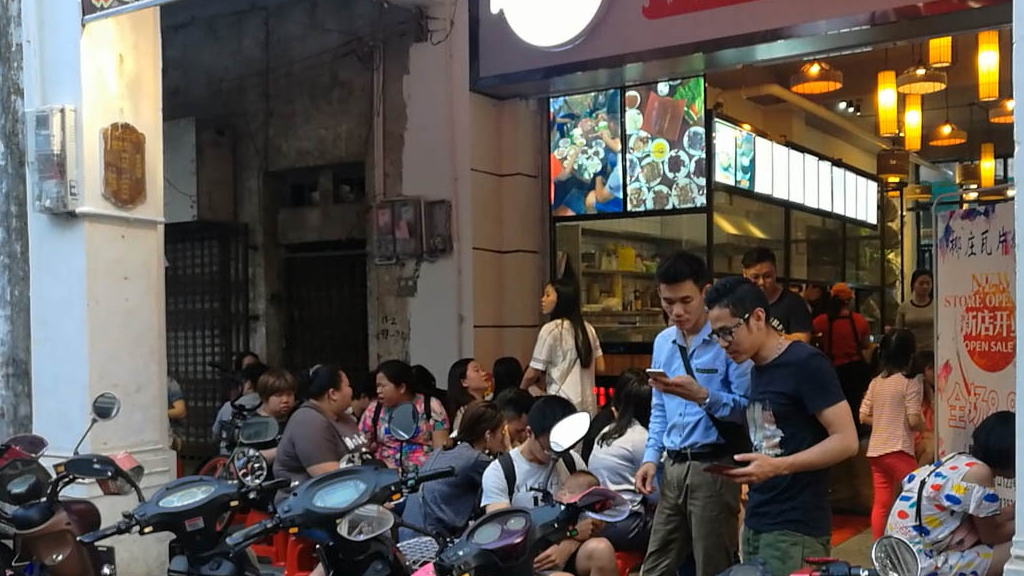 藏在海口老街里人气瓦片烤肉,热天也抵挡不住它的诱惑