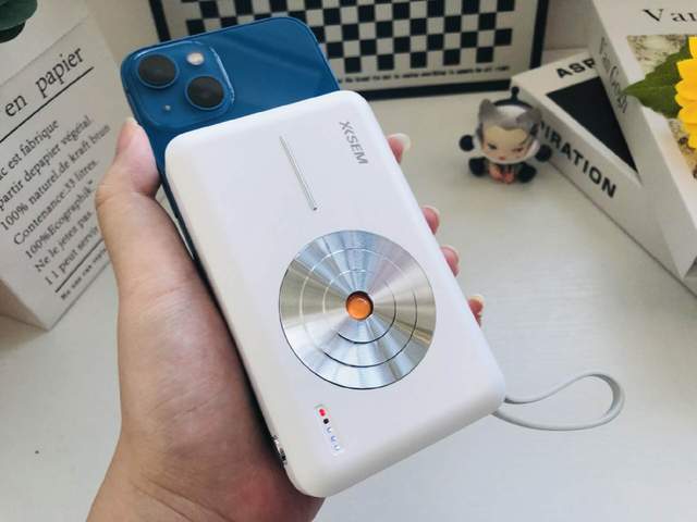磁吸充电时,西圣pb无线磁吸充电宝的摄像头不会被遮挡住,不影响手机的