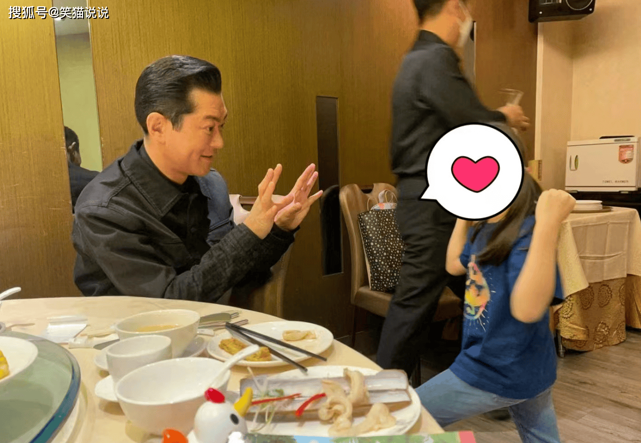 网友晒出古天乐与小朋友合照:古仔与孩子玩游戏好开心,笑容温柔好有爱