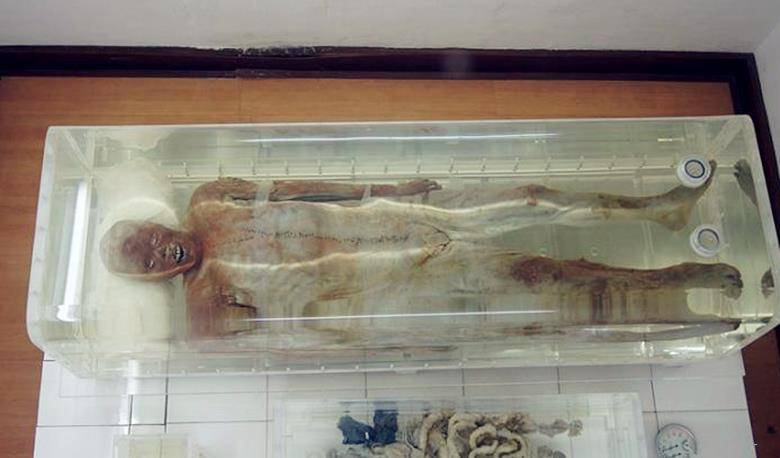 1975年发现汉朝古墓:男主人含玉印握告地书,入葬两千多年不腐