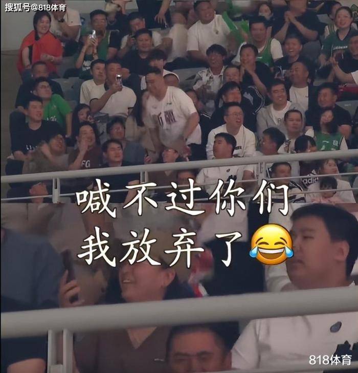 可爱!1位新疆球迷面对1万辽宁球迷扯嗓子加油,辽宁球迷:我爱辽篮!