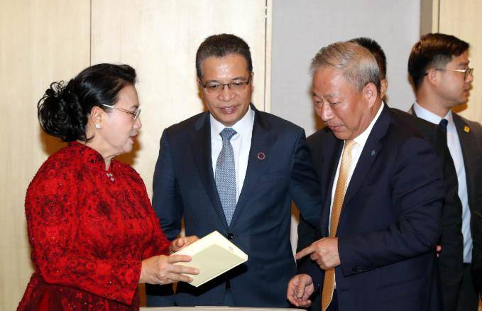 娶了学生,超生丢铁饭碗,经商赚千亿的严介和,儿子也成新疆首富