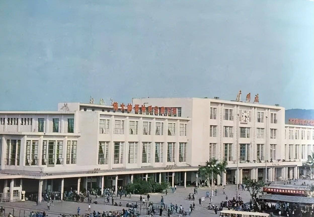 80年代的广州站此时,距离火车开车时间只剩下40多分钟,专案组立即兵分