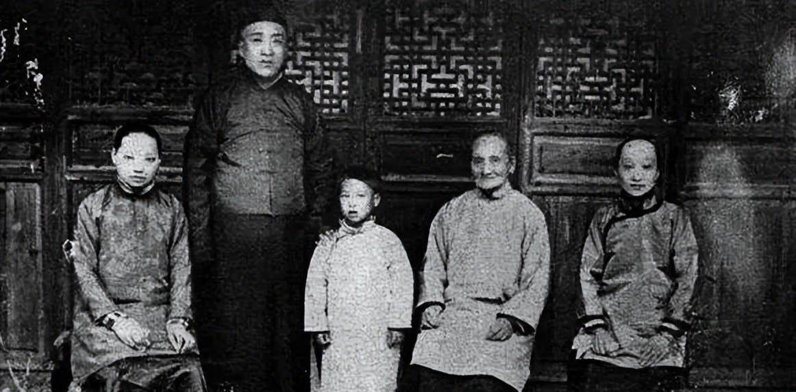 鲁迅生前收入不低,但朋友多,社会事务多,开支也大,最终留给许广平支配