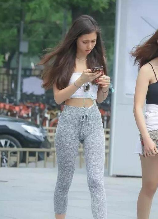 微胖女生穿打底裤,让人心灵神往,不由自主地回头!