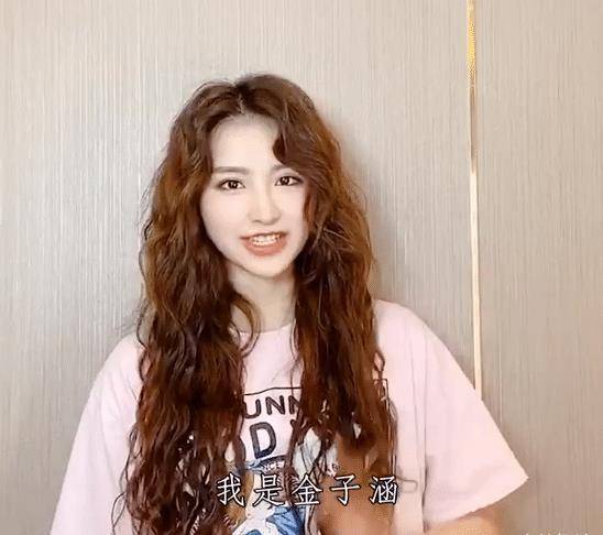 金子涵不露身材就输了,登上电视台穿t恤,浑身上下都透露着不自然