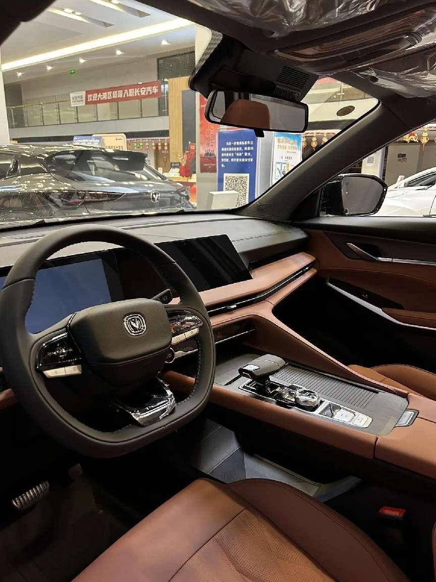 "小安你好,打开天窗",不动手只动口的各项操作反应还是麻利.