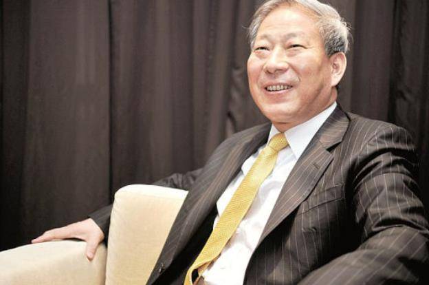 娶了学生,超生丢铁饭碗,经商赚千亿的严介和,儿子也成