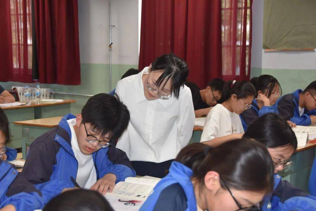 把精益求精,臻于至善的追求落实到每一节课,积极创设高效课堂,为教育