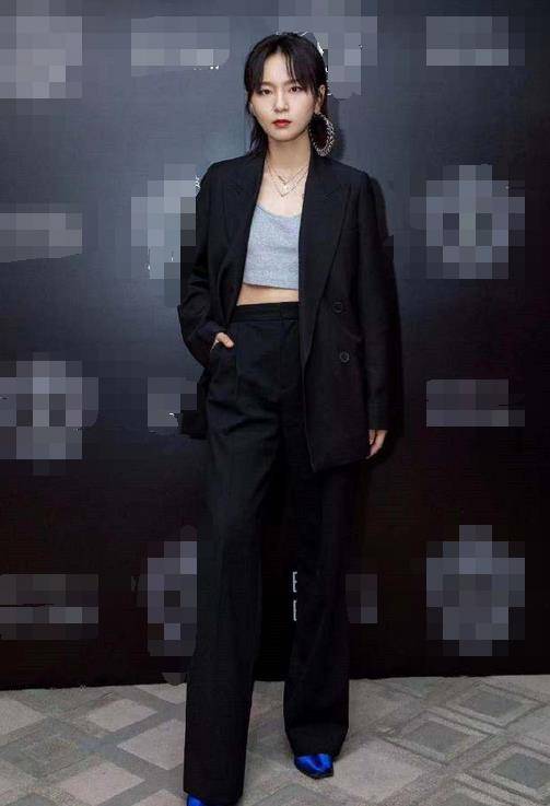 周笔畅瘦了就是任性!穿西装竟不系扣?气质简直a到爆!