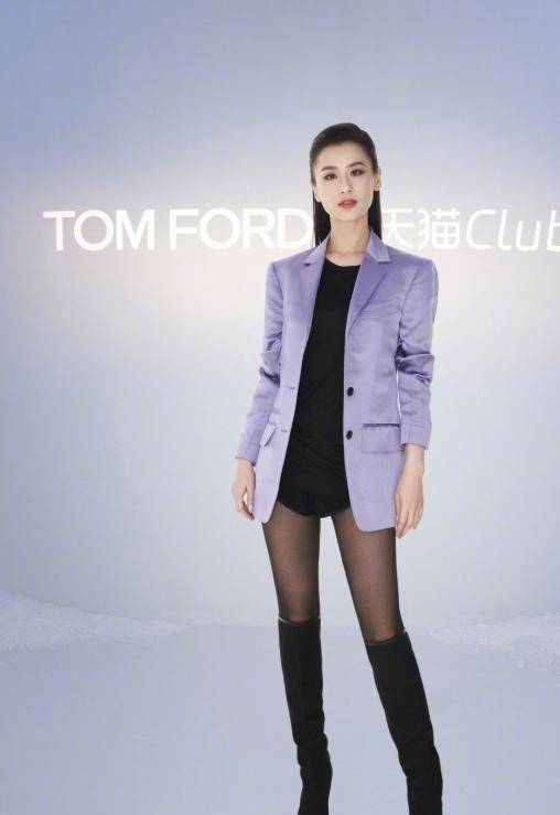 黄圣依的"直女坐"火了,双腿挤不出一丝赘肉,这谁能不羡慕