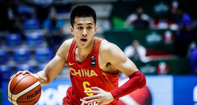 郭艾伦确认不会参加总决赛,现场穿着球衣引质疑,离队倒计时进行中