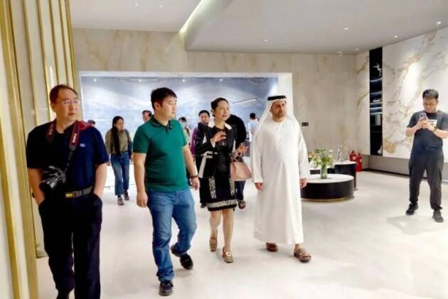   阿联酋迪拜市政厅文物建筑设计部部长艾哈迈德·穆罕默德一行参观金狮王。