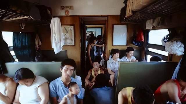 1986年吉林女子探亲,好心给同车男子一把花生,救了全车厢人性命