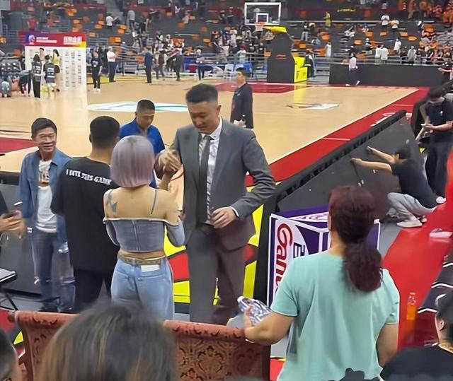 吴迪:易建联的恩人,身价40亿,优雅文身增魅力