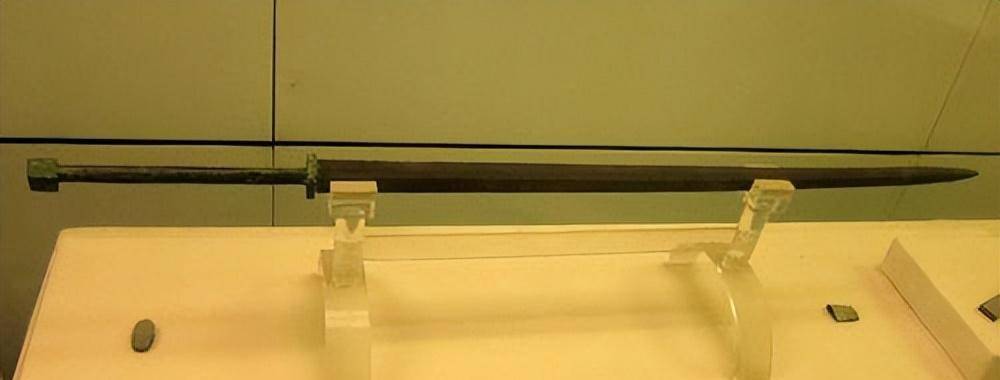 六,玉柄铁剑——中华第一剑玉柄铁剑被称为是中华第一剑,它距今2800