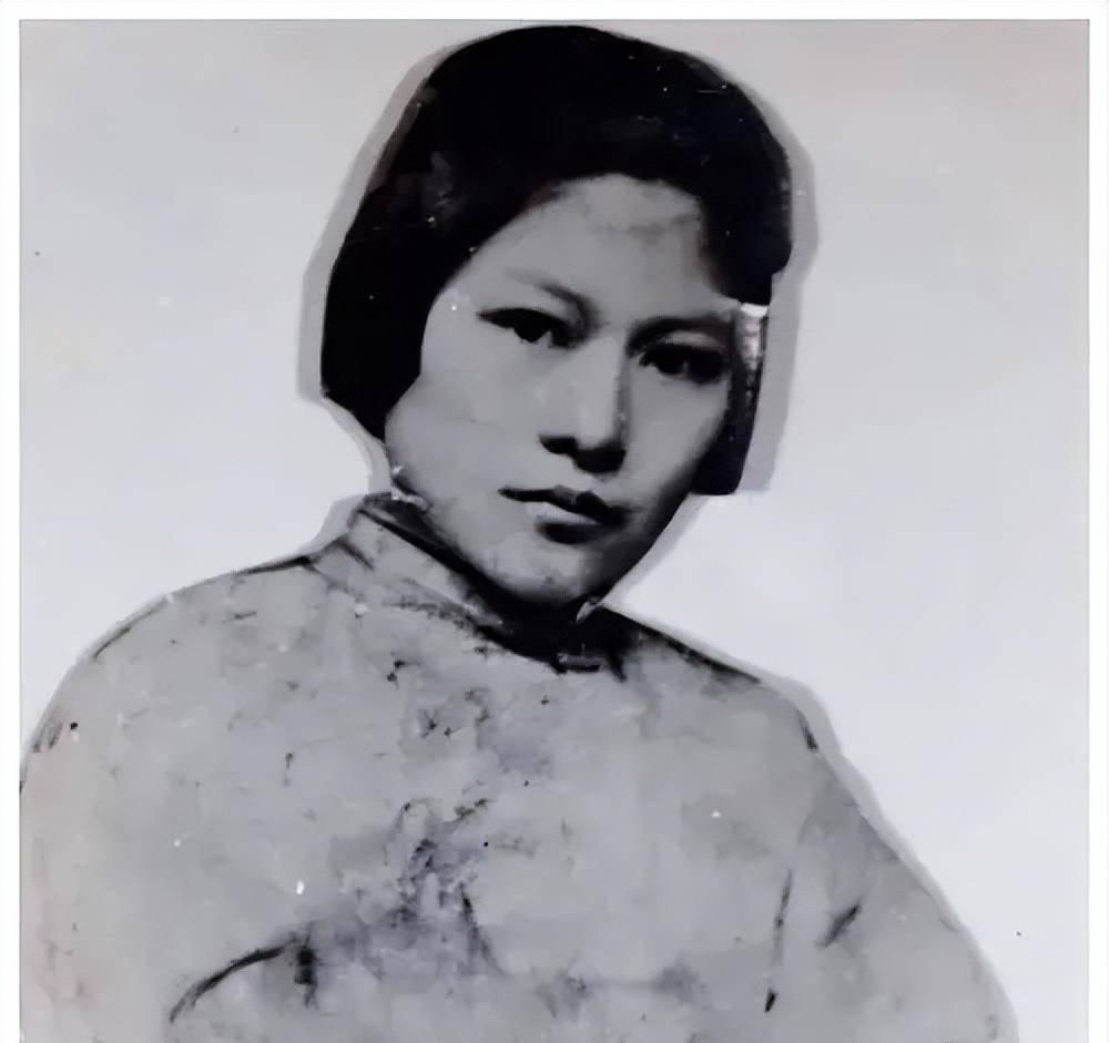 陈乔年牺牲后66年后女儿被找到,在墓碑前痛哭:爸,我来看您了