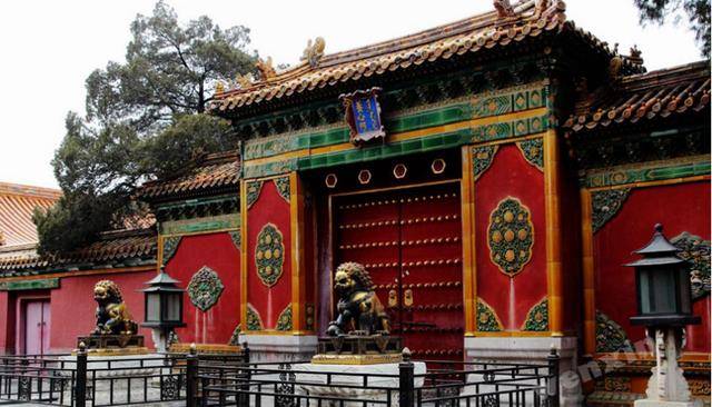 为何紫禁城养心殿常年阴冷?专家撬开地砖后,发现了其中的原因