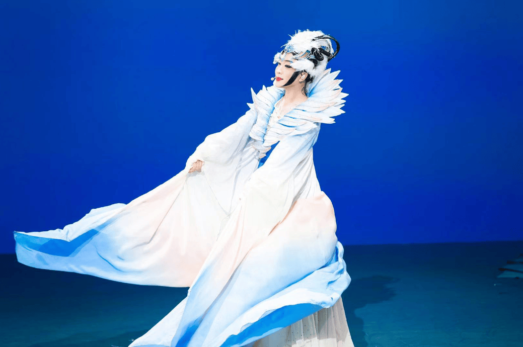 他是歌手,是演员,是导演,是艺术家,在乐坛活跃近20年,从岌岌无名到