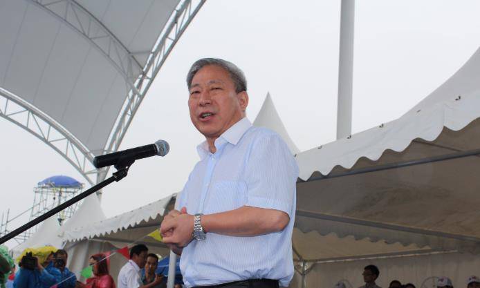 娶了学生,超生丢铁饭碗,经商赚千亿的严介和,儿子也成