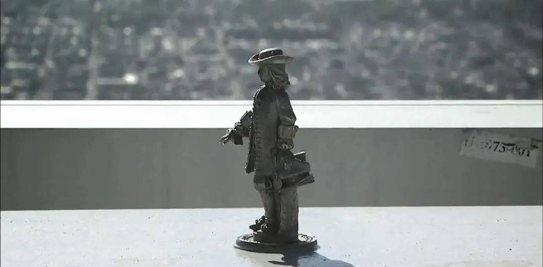 康卡斯特大厦上的威廉·宾微型雕像第二年,mlb费城人队拿下总冠军,到