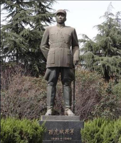 蒋医生接着就是打样,取石膏模型,带回了杨虎城将军的牙