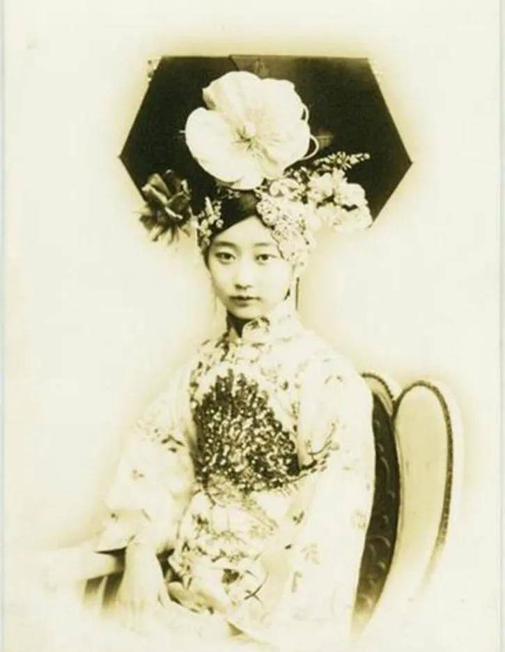 家中长女,人称大格格或王大姑娘,妹完颜碧琳(又名"王涵").