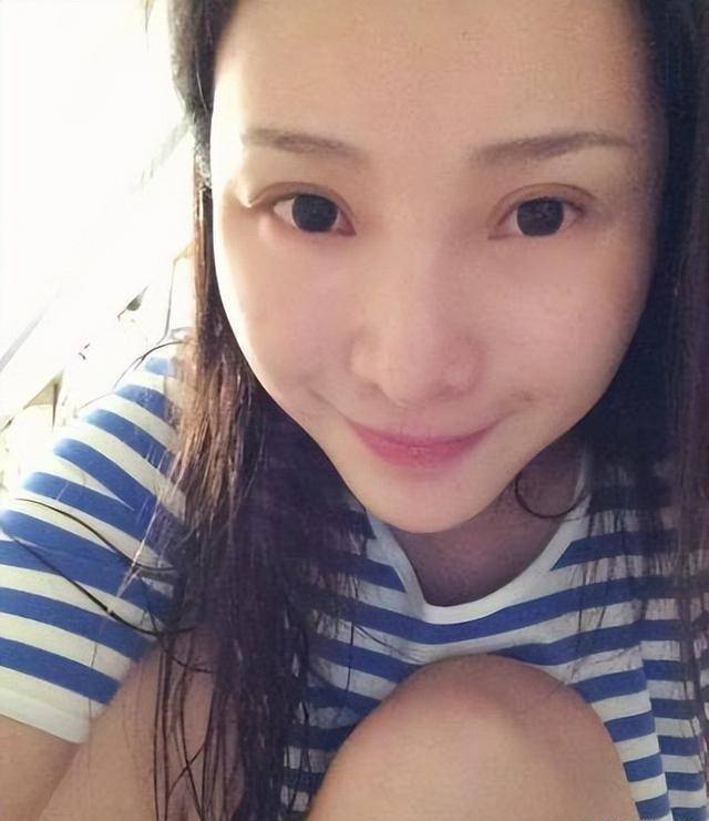 之后,柳岩又晒出素颜时的自拍照,同样与"女神"二字,扯不上半毛钱关系.