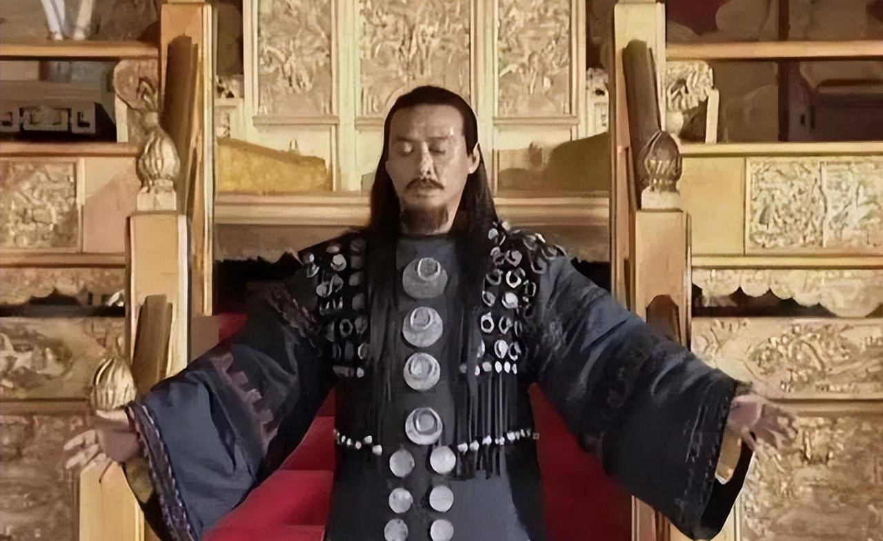 自以为,功业可以堪比日月,自命不凡,自视清高,目空一切,飞扬跋扈,所有