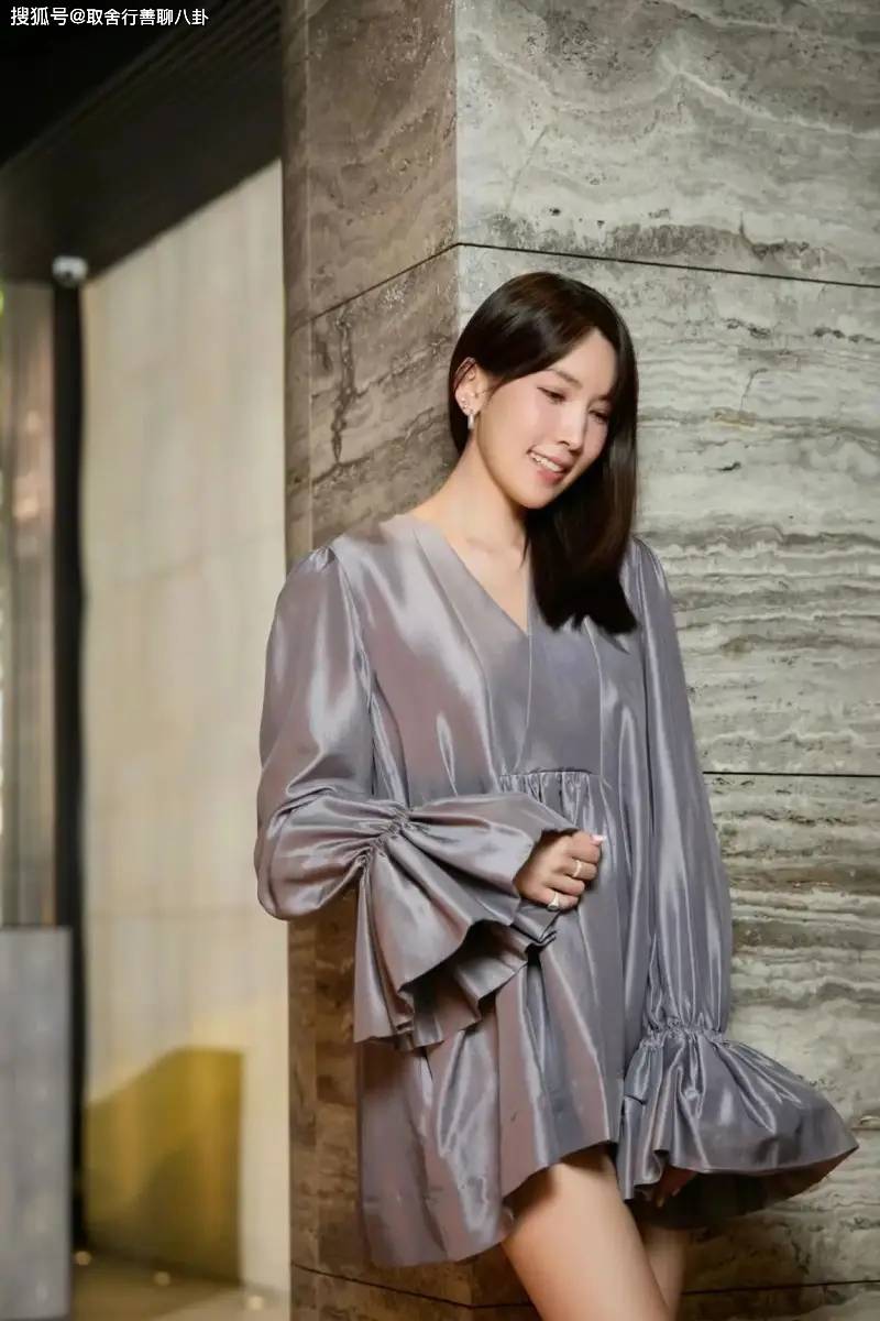 还有网友表示,不管怎么说,40岁的陈若仪,身材保养的这么好,还是值得