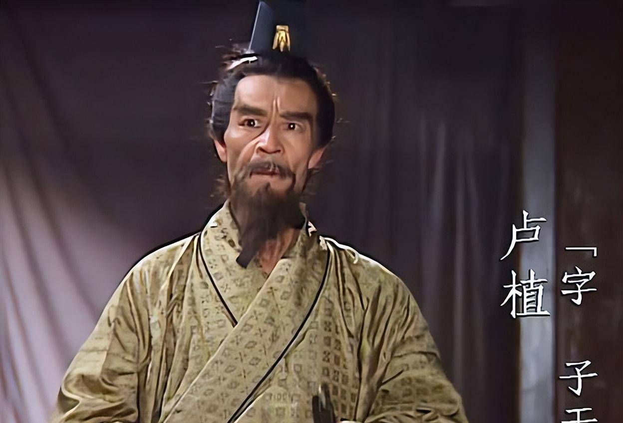 他,师从马融,刘备是他的门下弟子,曹操是他的头号粉丝;他既能执笔写书