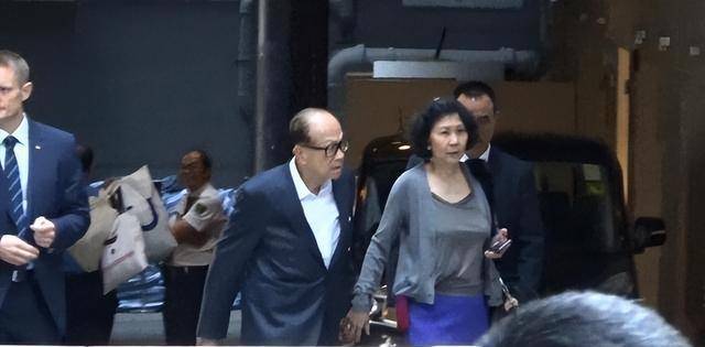 李嘉诚当了15年华人首富,弟弟却穷困潦倒,最终悲惨离世