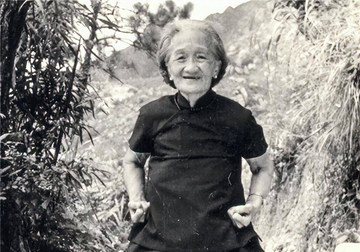 黄飞鸿去世后,妻子晚年回忆说:他长相怪异,我们没啥夫妻感情_莫桂兰