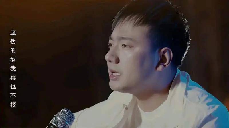 为了改变人生,他跑去参加了选秀《中国梦之声》,渴望着一夜成名,给未
