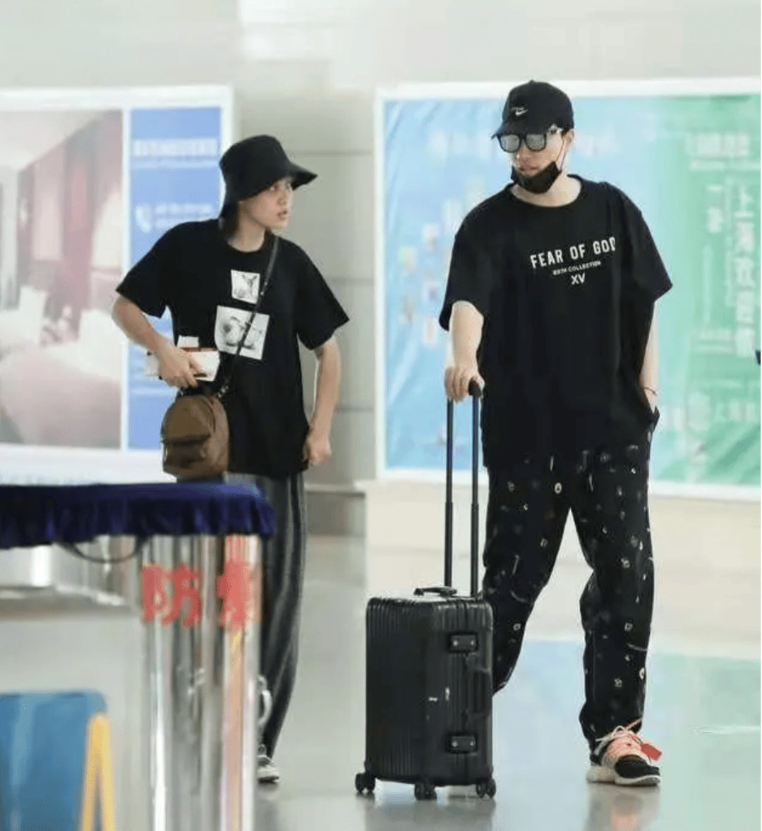 刘翔与二婚妻子大秀恩爱,走哪里都牵着小手,老婆一身名牌气质不输女