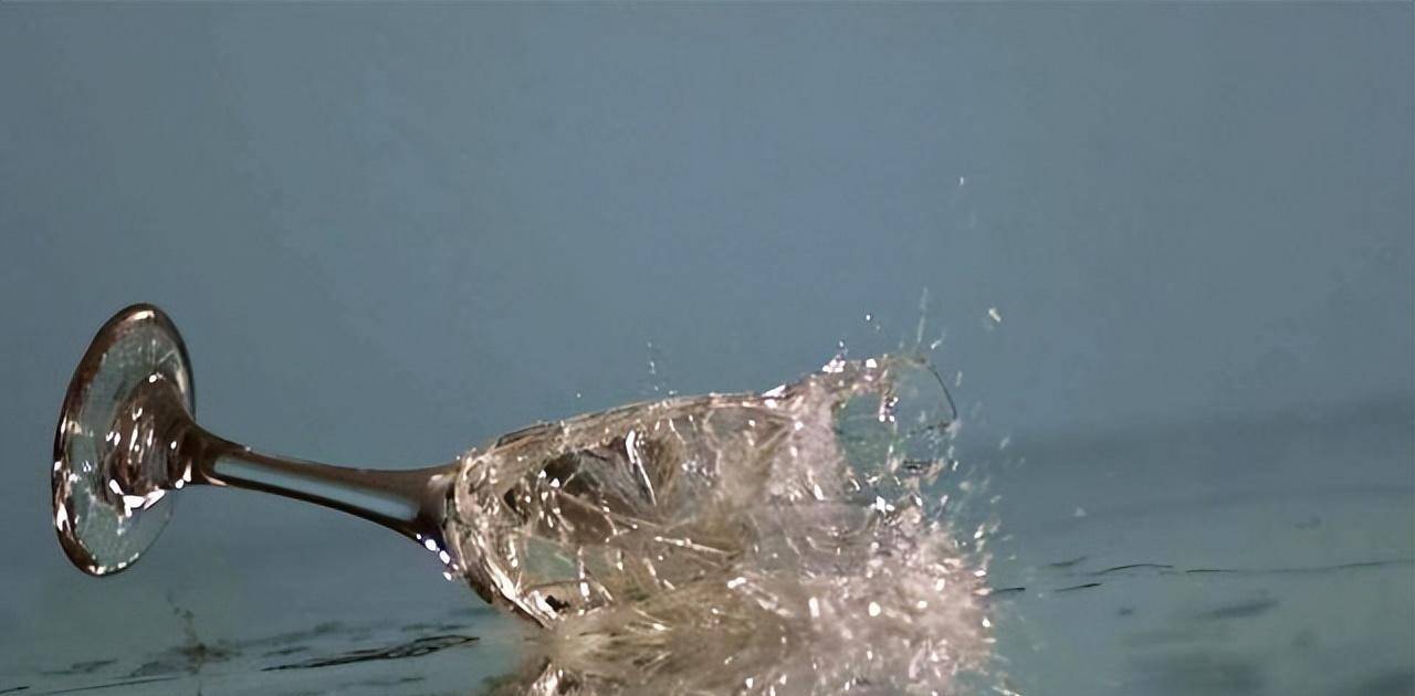 频频举杯是常规动作,具有极强的隐蔽性和欺骗性,举杯之后顺势摔下也