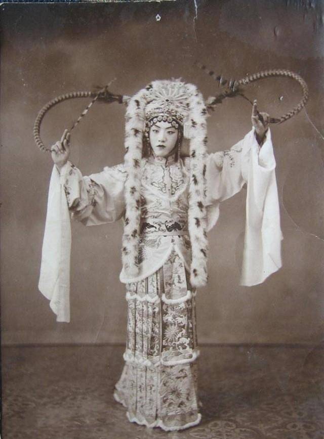 曾经暴打黄金荣的军阀之子卢小嘉,后来结局如何?