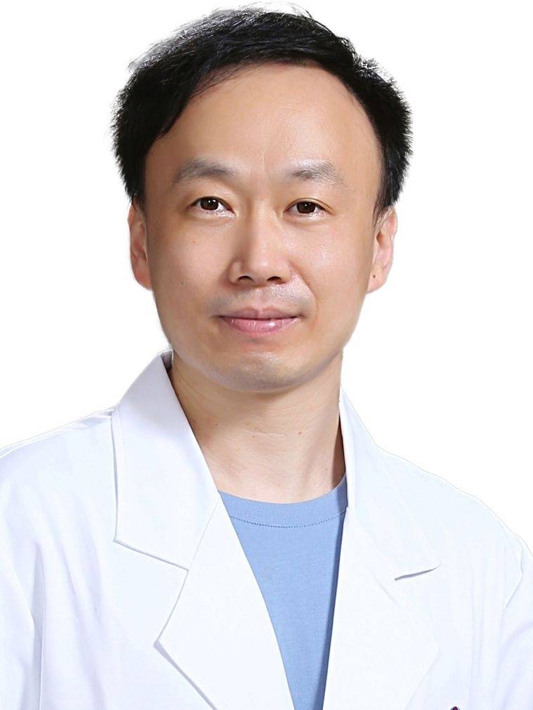 王伟,医学博士在读.普陀区中心医院康复科副主任医师.