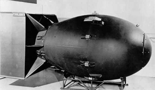 美国造了三颗原子弹,有一个是哑弹,但让日本偷偷的给了它