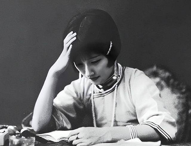岁徐志摩来风月场所,点了娇俏小姑娘,谁料姑娘刚卸衣服他就跑_陆小曼