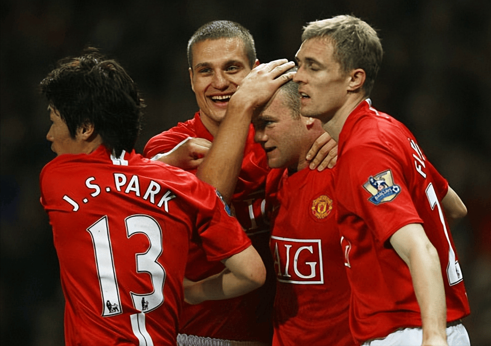 从埃弗顿时期开始备受关注的鲁尼在2004年8月以3700万欧元加盟曼联.