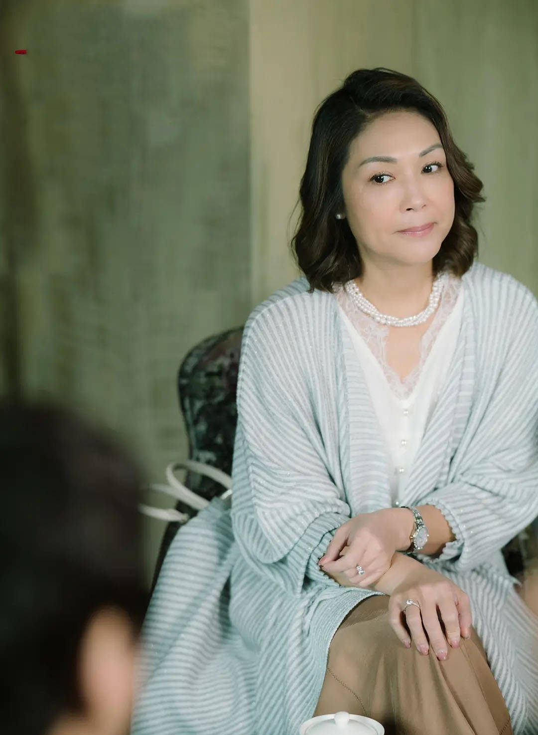 尽管外界都觉得她将上流社会的阔太拿捏地很好,但张凤妮却觉得自己没