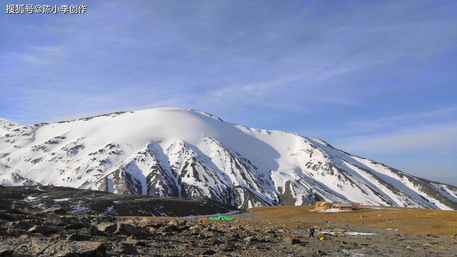 岗什卡雪峰,白雪皑皑,银光熠熠,宛如一条玉龙,龙峰夕照,五彩缤纷.