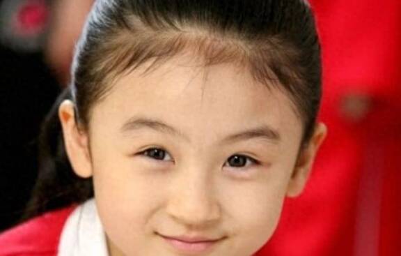 她6岁被成龙抱着上春晚,因貌被批退圈出国,如今她长什么样?