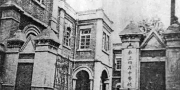 恢复了学名"傅玉芳",在佑街私立四存中小学(现在的北京八中)当老师