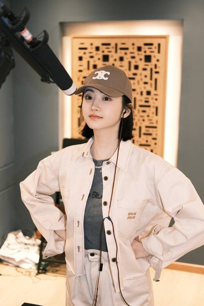 景甜再晒美照,对镜比心清纯甜美,笑容温柔迷人宛如初恋