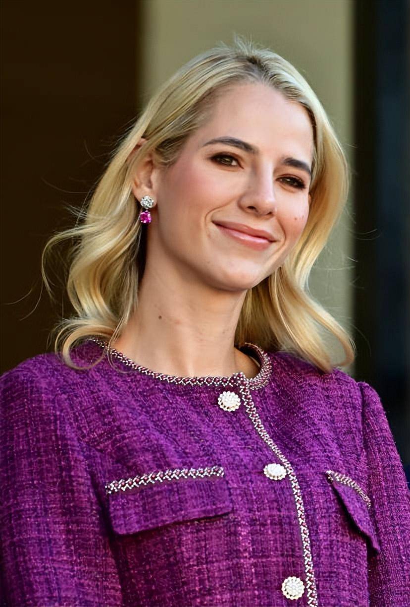 女明星一样的厄瓜多尔第一夫人,这次选择了一身紫色的小香风套装亮相